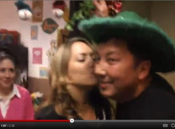 Most Kisses Under Mistletoe In 30 Seconds