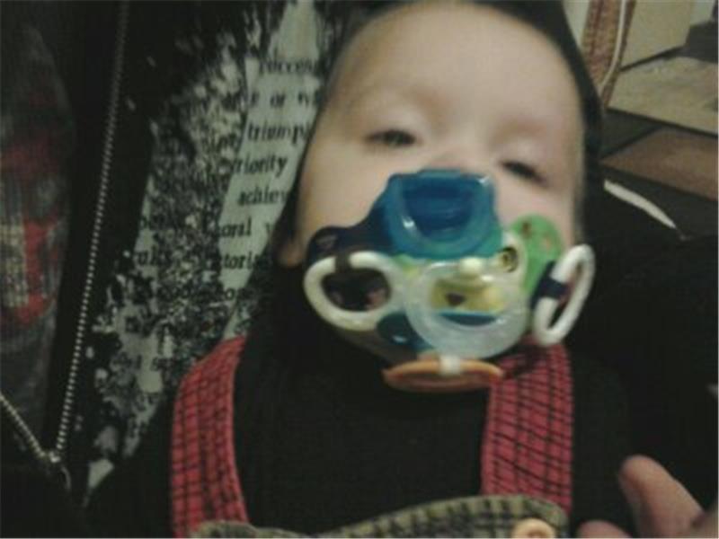 pacifiers that stay in newborns mouth