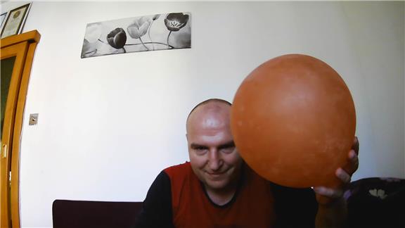 The most alternating reflections of the balloon from one hand to the other in 30 seconds