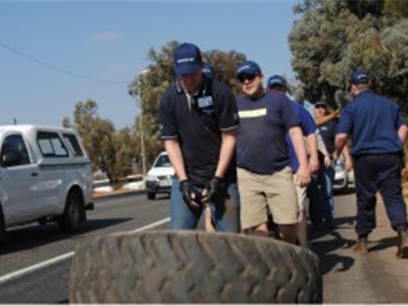 Fastest Time For 12 People To Flip A 100-Kilogram Tire 4.5 Kilometers