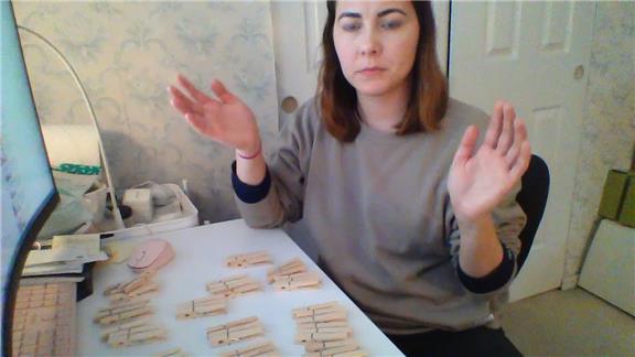 Most Clothespins Held In Hand In 30 Seconds