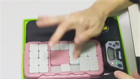 FASTEST TIME to SOLVE a MINI 4x5 KLOTSKI PUZZLE ONE-HANDED USING ONLY ONE FINGER (WITH The 